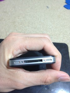Откручивание нижних шурупов iPhone