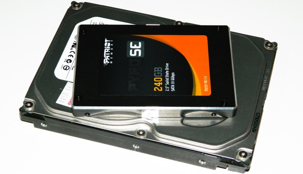 Рис.1. Компактные размеры SSD-диска даже по сравнению с компактным HDD для ноутбука