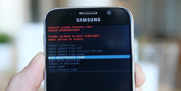 Экран смартфона со строкой Wipe data/factory reset в инженерным меню