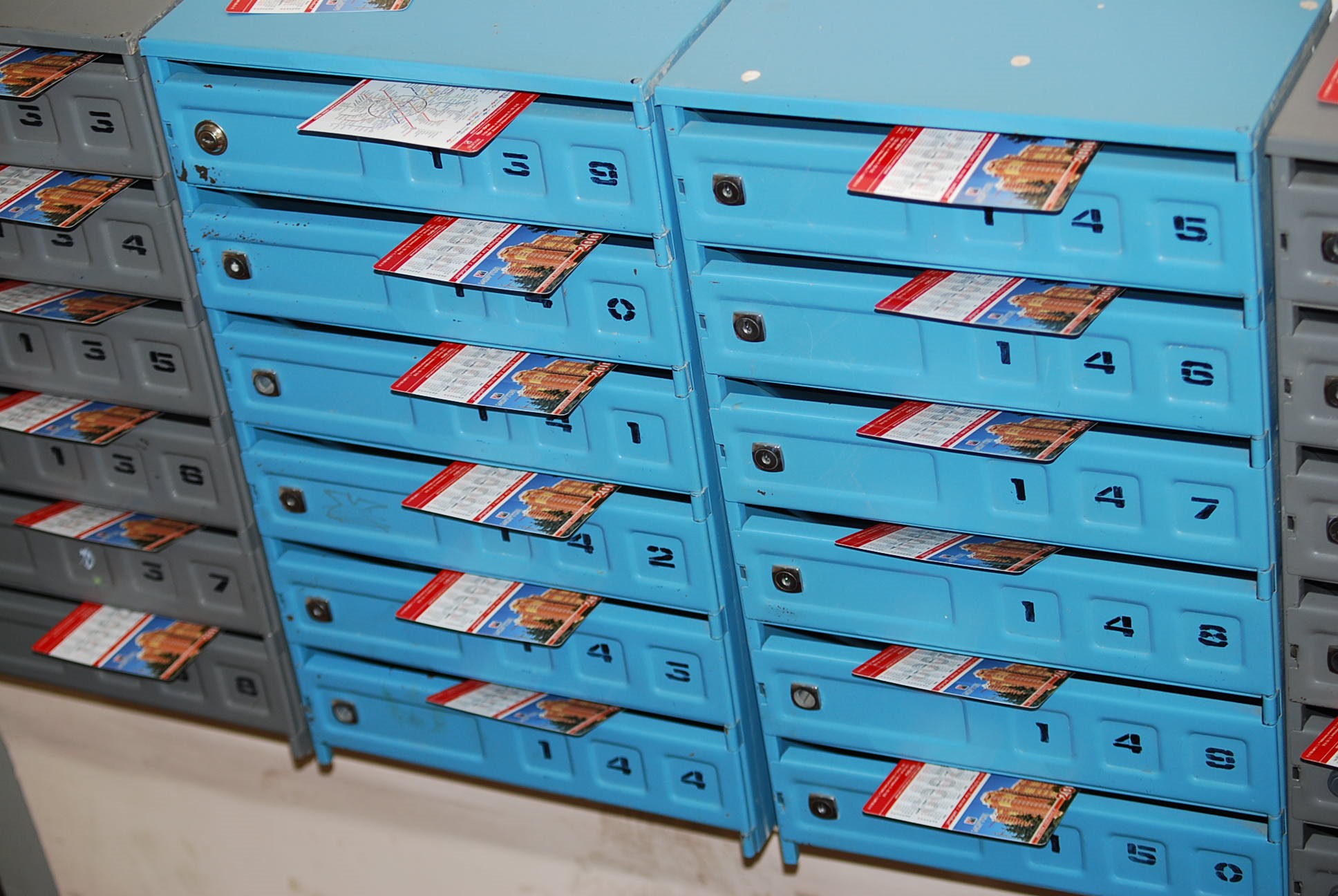 Много почтовых ящиков в одном месте