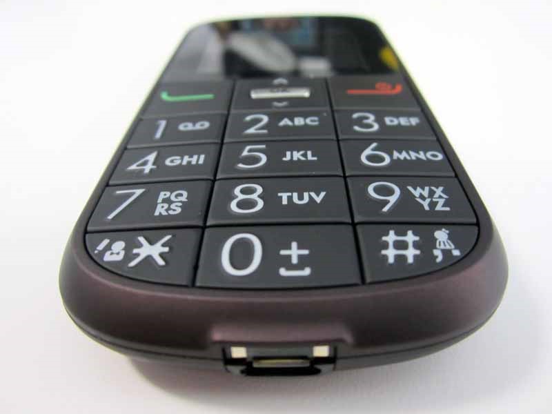 Типичный «бабушкофон» с большими цифрами на кнопках