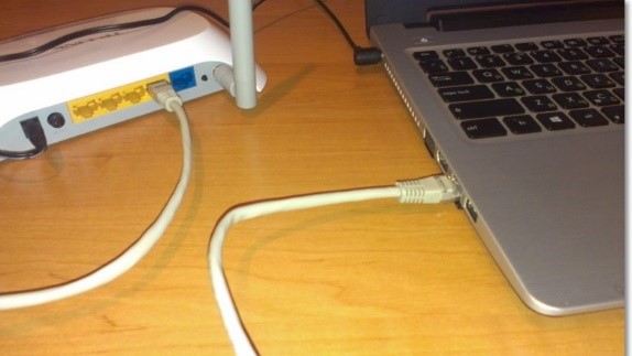Соединенный с ноутбуком роутер с помощью сетевого кабеля