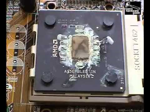 №3. Вид сгоревшего процессора, ещё не вынутого из материнской платы