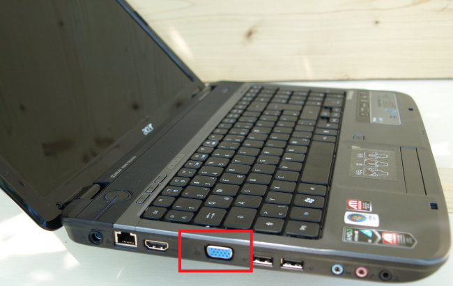 Рис.6. С помощью VGA-разъёма второй монитор можно подключить даже ноутбуку.