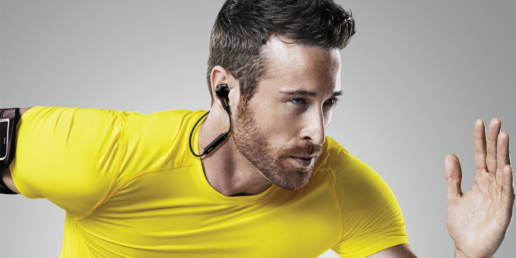 Быстрая музыка. Jabra Pulse с пульсометром. Спортсмен с наушниками. Спортсмен с беспроводными наушниками. Человек.