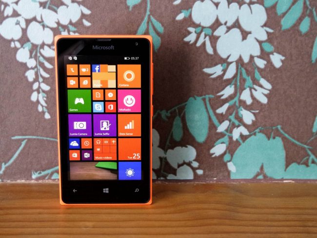 Lumia 435 работает на Windows