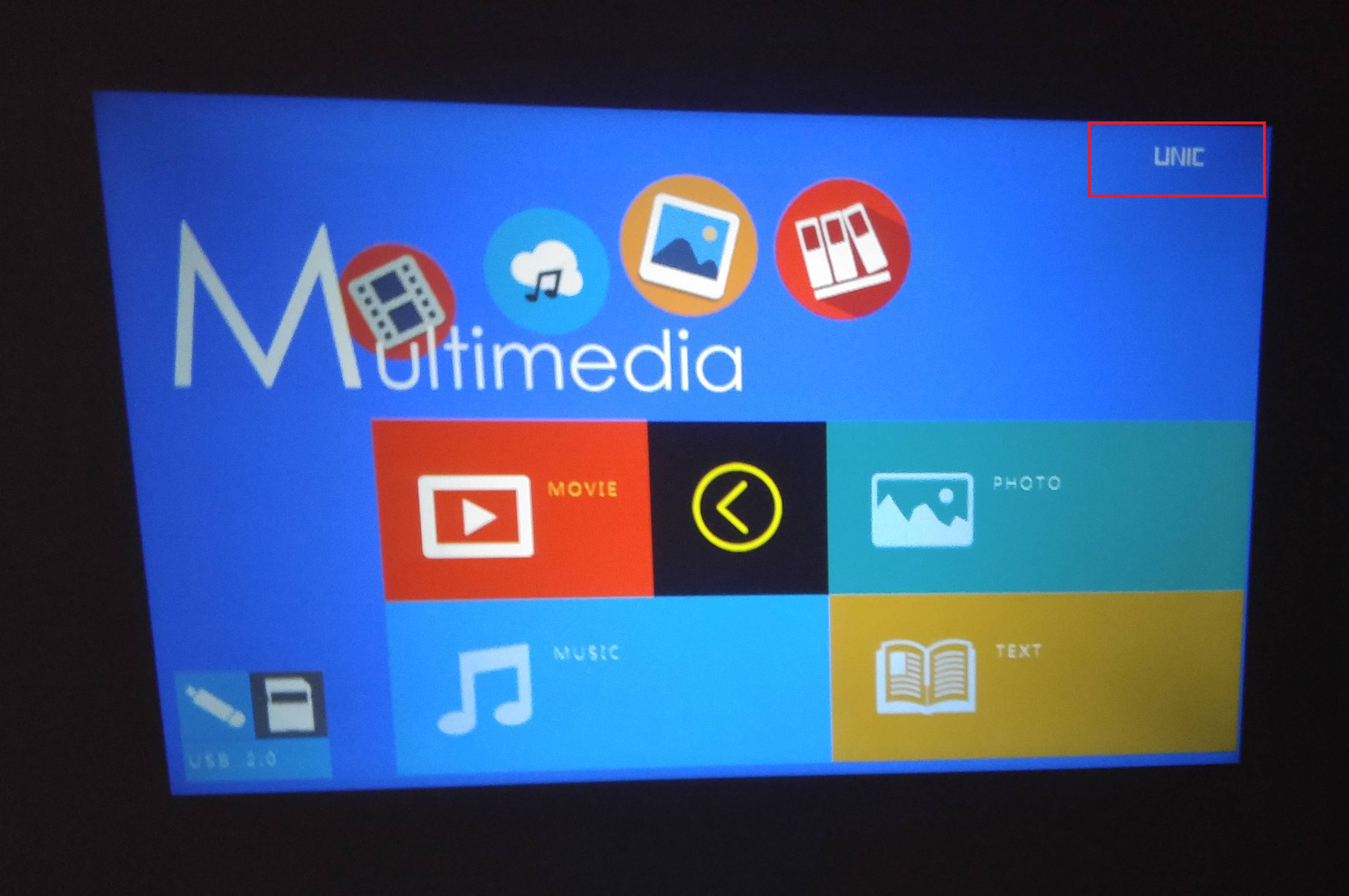Качество изображения устройства и расположенный в верхней части экрана логотип