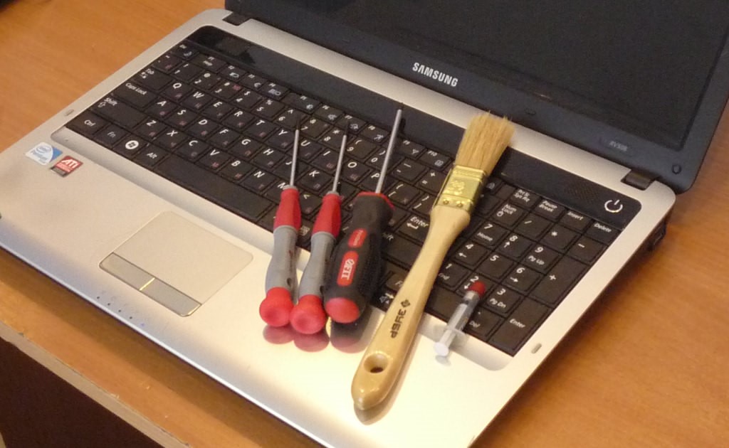 Рис. 5. Комплект инструментов для очистки лэптопа.