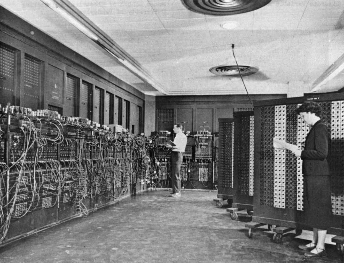 Рис. 2. Бетти Холбертон и один из первых компьютеров в мире.