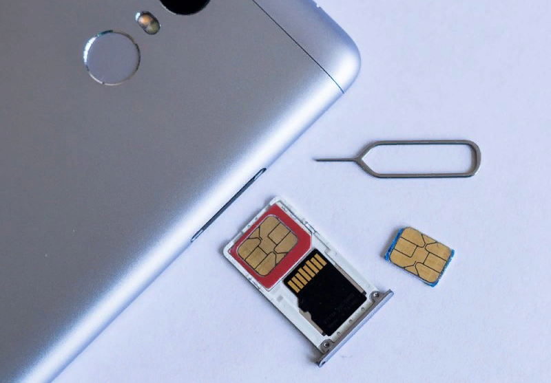Рис. 10. Комбинированный слот (на 2 SIM-карты или на одну «симку» и microSD).