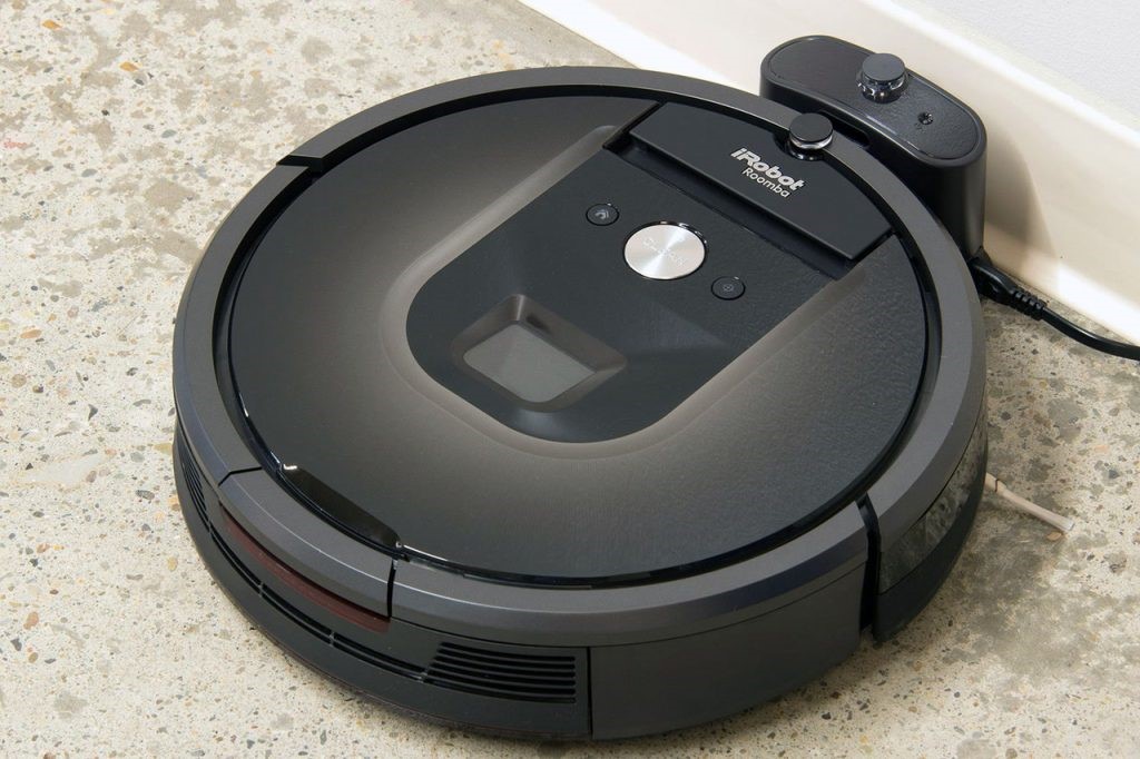Рис. 2. iRobot Roomba 980 – пылесос, которым можно управлять с телефона.