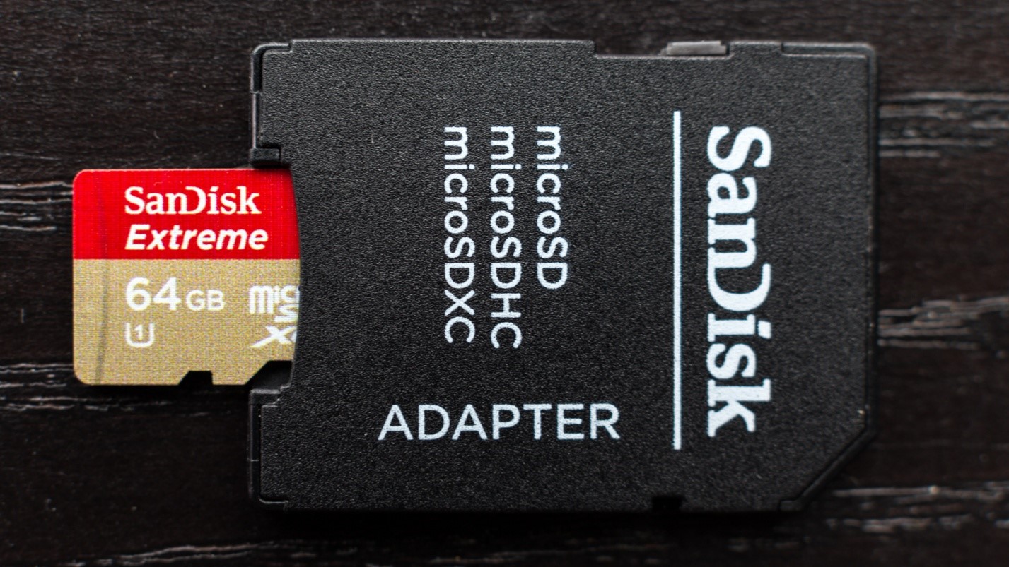 Рис.4: внешний вид адаптера и карты памяти micro.