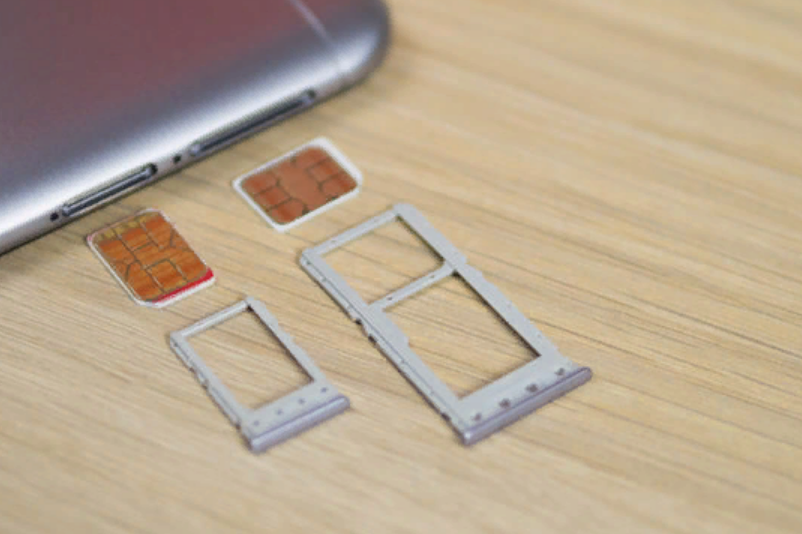 Рис. 7. Слоты для СИМ-карт и карты microSD.