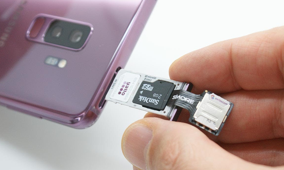 Рис. 9. Слот для СИМ-карт и microSD у Galaxy S9+.